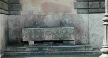 Фонтан-саркофаг на Пьяцца-дель-Пополо, Рим
