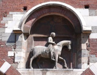 Statue of Oldrado da Tresseno, Milan