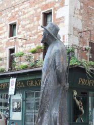 Statue of Bertu Barbarani, Verona