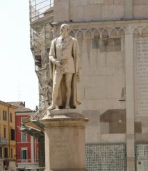 Памятник Алессандро Тассони, Модена