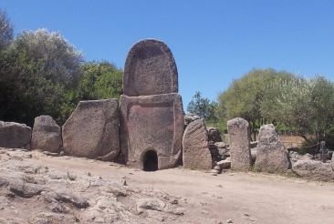 Giants' Frave (Giants' Tombs Coddu Vecchiu), Arzachena