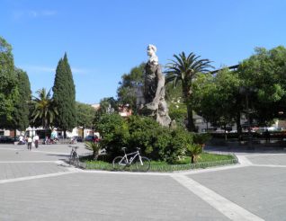 Sella Square, Iglesias