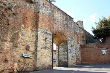 Laterina Gate, Siena