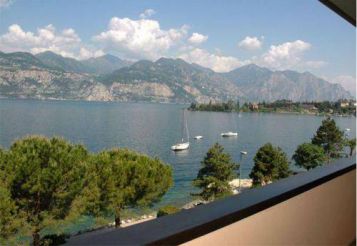 Apartment with Balcony and Lake View