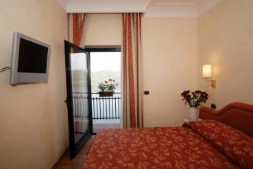 Classic Double Room with Balcony and Lake View
