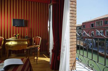 Deluxe Double Room With Balcony - Canal View