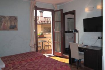 Classic Double Room with Balcony and Partial View