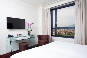 Club Twin Room with City View and Executive Lounge Access