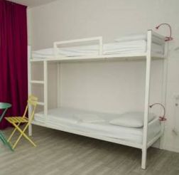 Кровать в общем номере для мужчин и женщин