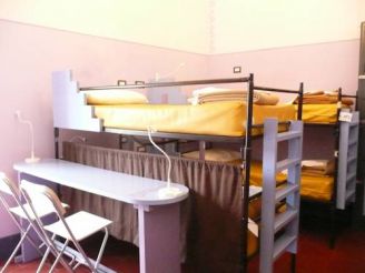 Кровать в общем женском номере с 8 кроватями