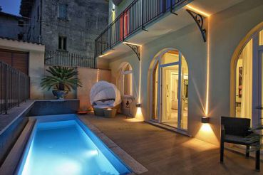 Large Apartment with Private Pool 