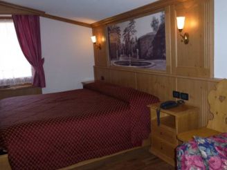 Family Room with Mountain View (2 Adults + 2 Children)