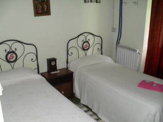 Двухместный номер с 2 отдельными кроватями и общей ванной комнатой