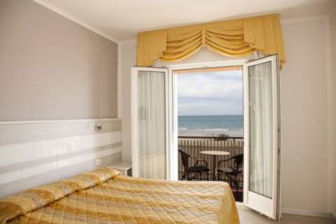Улучшенный двухместный номер с 1 кроватью или 2 отдельными кроватями, балконом и видом на море