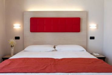 Двухместный номер с 1 кроватью или 2 отдельными кроватями, боковой вид на море
