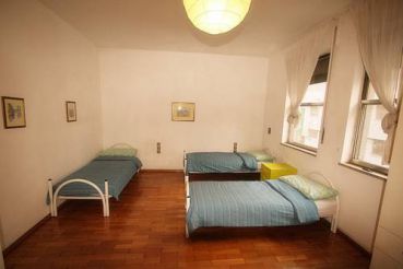 Односпальная кровать в общем 4-местном номере для мужчин и женщин с общей ванной комнатой