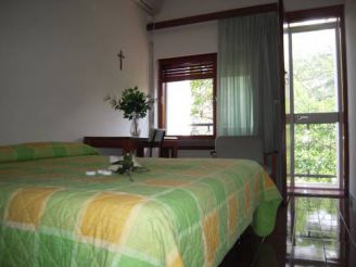 Двухместный номер с основными удобствами или двухместный номер с 2 отдельными кроватями и балконом