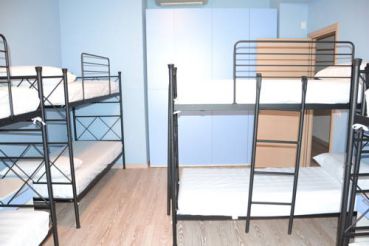 Кровать в общем номере для мужчин и женщин с 8 кроватями