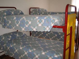 Односпальная кровать в общем номере для мужчин и женщин