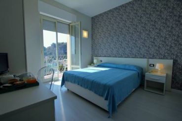 Улучшенный двухместный номер с 1 кроватью, балконом и видом на море