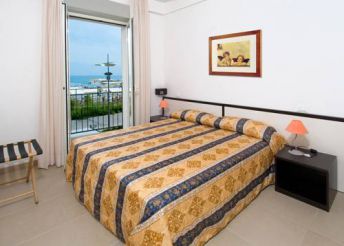 Large One-Bedroom Apartment with Balcony and Sea View 