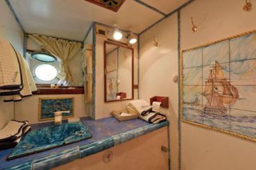 Cabin on Boat with Twin Beds