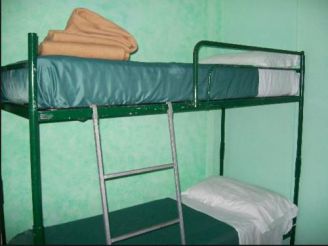 Кровать в общем четырехместном номере для мужчин