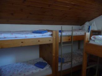 Односпальная кровать в общем номере с 10 кроватями и общей ванной комнатой