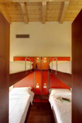 Односпальная кровать в 8-местном общем номере для мужчин 