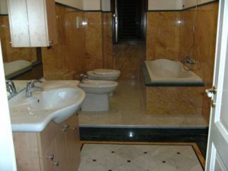 Трехместный номер с основными удобствами и общей ванной комнатой