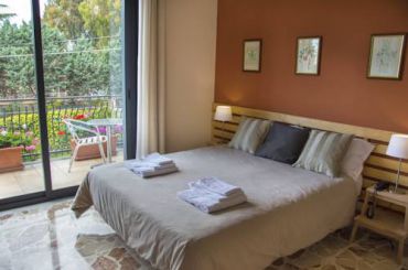 Стандартный двухместный номер с 1 кроватью или 2 отдельными кроватями, балконом и видом на сад