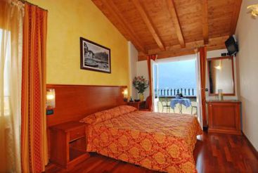 Улучшенный двухместный номер с 1 кроватью или 2 отдельными кроватями и балконом с видом на озеро