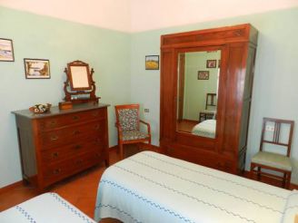 Стандартный двухместный номер с 2 отдельными кроватями и общей ванной комнатой