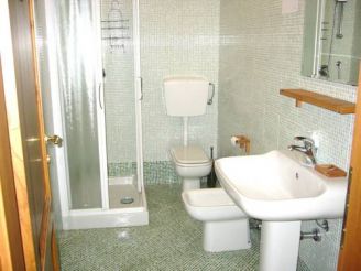 Трехместный номер с основными удобствами и общей ванной комнатой