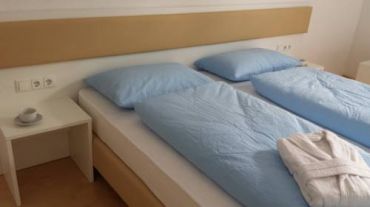 Просторный двухместный номер с 1 кроватью или 2 отдельными кроватями и общей ванной комнатой