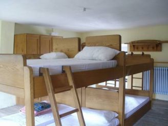 Двухъярусная кровать в общем номере для мужчин и женщин