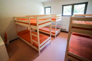 Односпальная кровать в общем номере с 6 кроватями и ванной комнатой за пределами номера